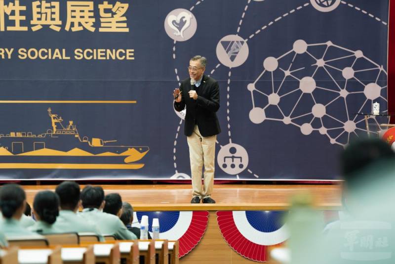 中央研究院政治學研究所所長吳重禮以「臺灣民眾孤兒心態之概念與量測」為題實施專題演講。（軍聞社記者李恬恬攝）