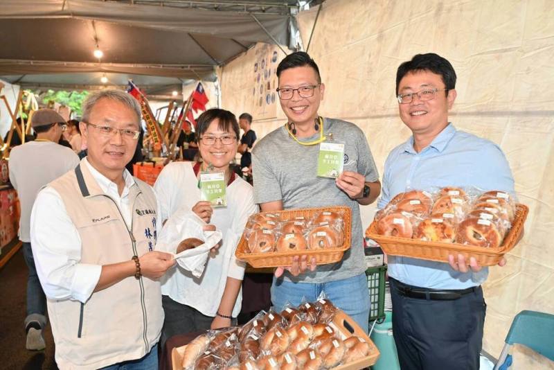 創意市集「2025宜蘭咖啡日－與農共舞」24日起一連3天在宜蘭市化龍一村登場，超過60個攤位販售具宜蘭特色的手沖咖啡、手工貝果等，代理縣長林茂盛（前左）走訪參觀。（宜蘭縣政府提供）