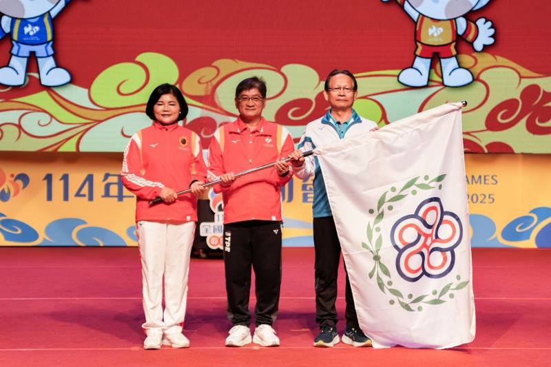 在運動部次長洪志昌（中）見證下 雲林縣張麗善縣長將會旗交棒下屆主辦屏東縣楊慶哲秘書長。(照片為籌備處提供)