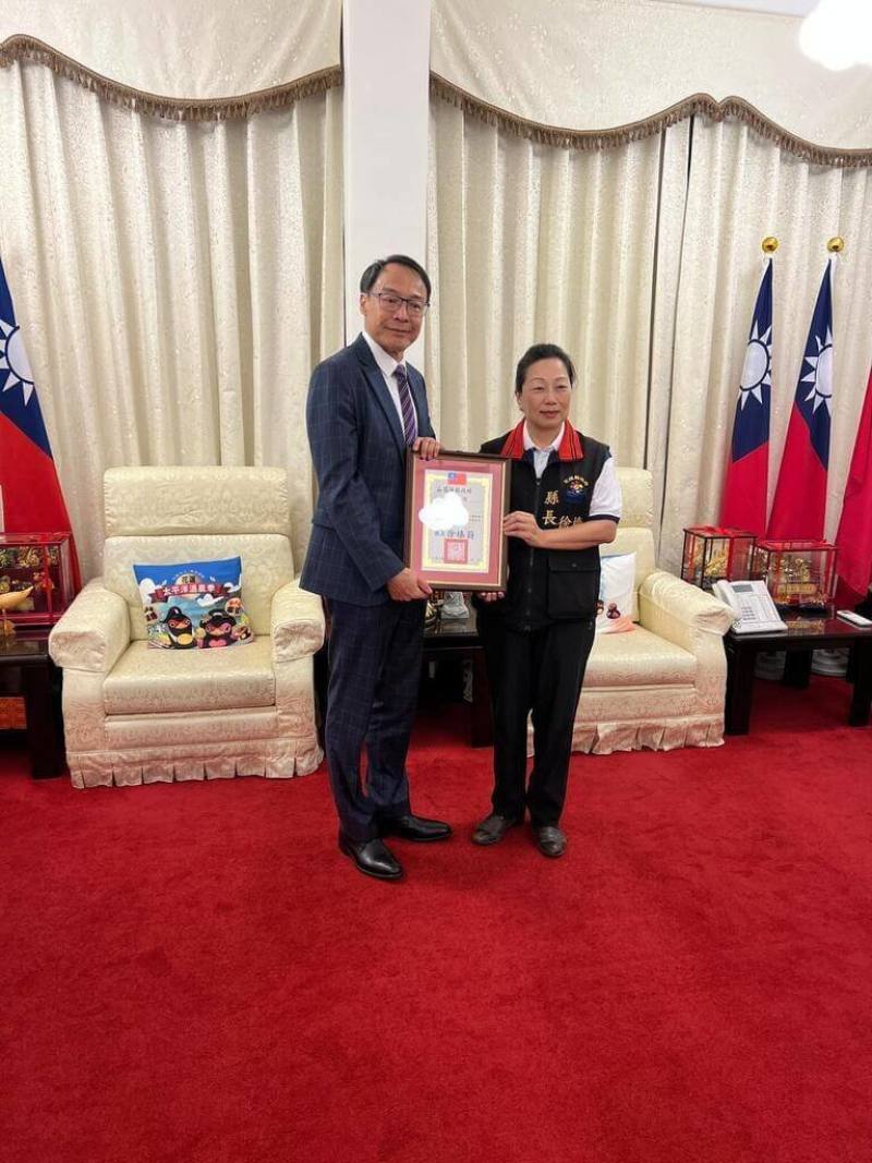 世界台灣商會聯合總會總會長熊強生（左）率領代表團前往花蓮縣政府捐贈賑災款項。圖為熊強生與徐榛蔚（右）合影。（世界台灣商會聯合總會提供）