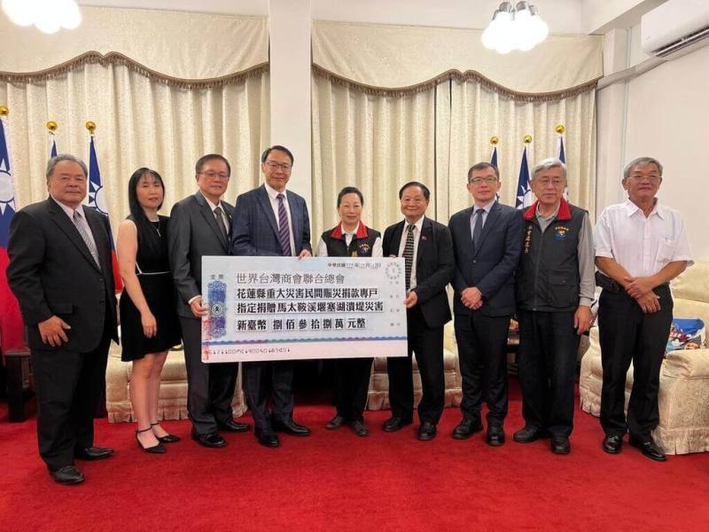 花蓮馬太鞍溪堰塞湖溢流，造成光復鄉嚴重災情，災後各地愛心捐助不斷。世界台灣商會聯合總會總會長熊強生（左4）率領代表團前往花蓮縣政府，代表台商捐贈賑災款項。（世界台灣商會聯合總會提供）