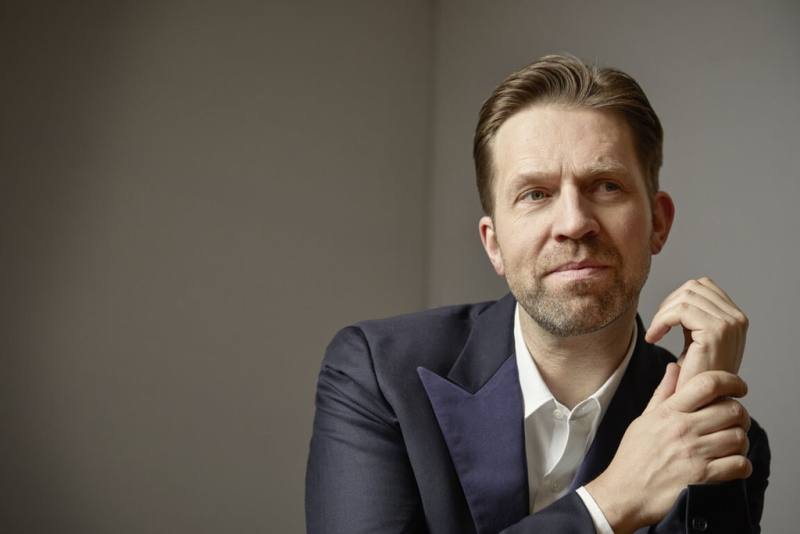 挪威鋼琴名家萊夫．奧維．安斯涅（Leif Ove Andsnes）睽違10年再度訪台舉行獨奏會。重點曲目帶來作曲家舒曼的「嘉年華」，以樂音破解舒曼筆下深藏的音樂密碼。（兩廳院提供）