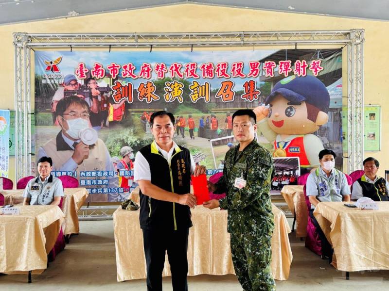 民政局吳副局長致贈137旅慰問金。（臺南市軍人服務站提供）