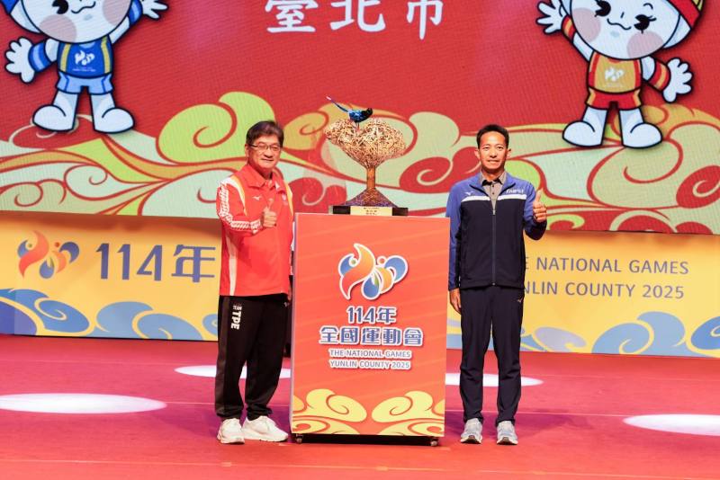 運動部洪志昌次長(左)頒發本屆全運會總統獎予臺北市代表。(照片為籌備處提供)