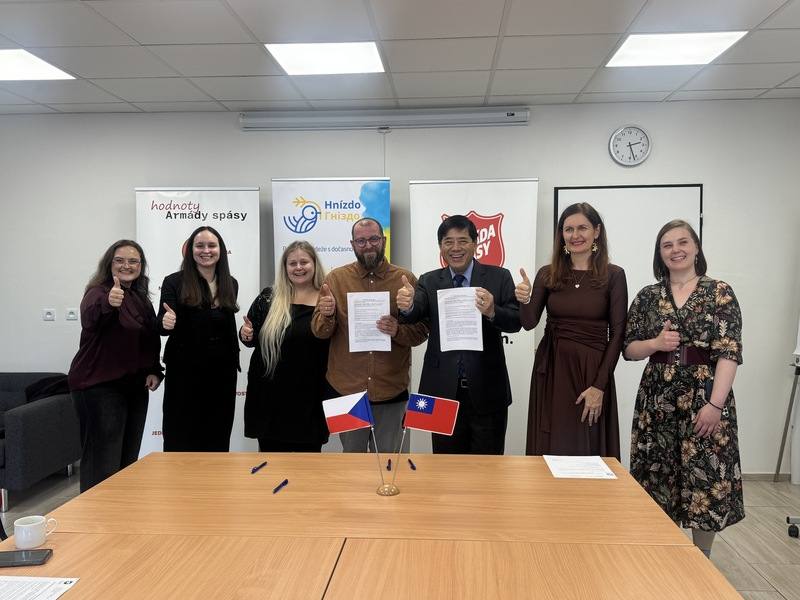 台灣持續與捷克合作援助烏克蘭，駐捷克代表陳立國（右3）23日與捷克人道援助組織「救世軍團」簽署「鳥巢計畫」捐款協議，協助居住在捷克的烏克蘭青少年重建生活，同時深化台捷之間的人道援助合作