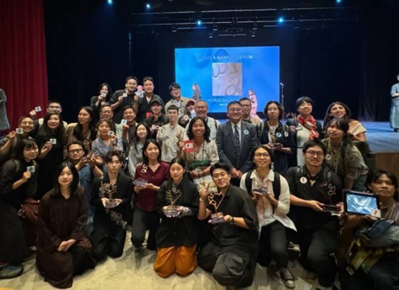 2025世界劇場設計展台灣獲5首獎，駐杜拜台北商務辦事處長陳俊吉（第2排右4）、OISTAT國際劇場組織執行長魏琬容（第2排右2）率台灣入圍及獲獎者合影。（ OISTAT國際劇場組織提供）