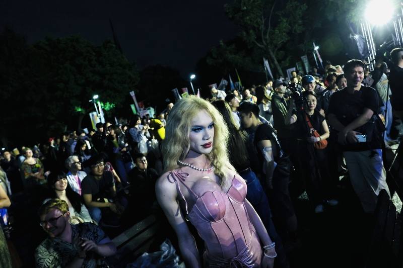 2025第7屆台灣跨性別遊行主題為「跨越成見、照亮多元」，24日晚間在台北二二八和平公園集結，沿衡陽路出發，參與者精心打扮參加