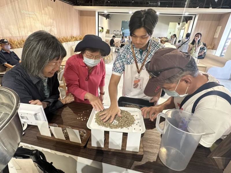 2025東山咖啡節25日開幕，推出限量咖啡手作課程、烘豆體驗及特色市集等。（台南市政府提供）