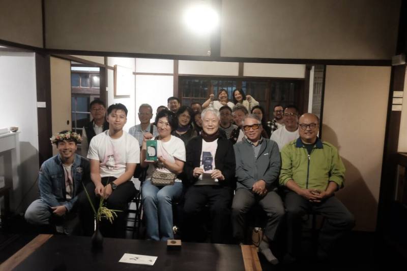 作家蔣勳（右3）24日於台東池上蔣勳書房舉行「池上 萬安 龍仔尾貓」新書發表會，台東縣長饒慶鈴（左3）特別出席致意。（蔣勳文化基金會提供）