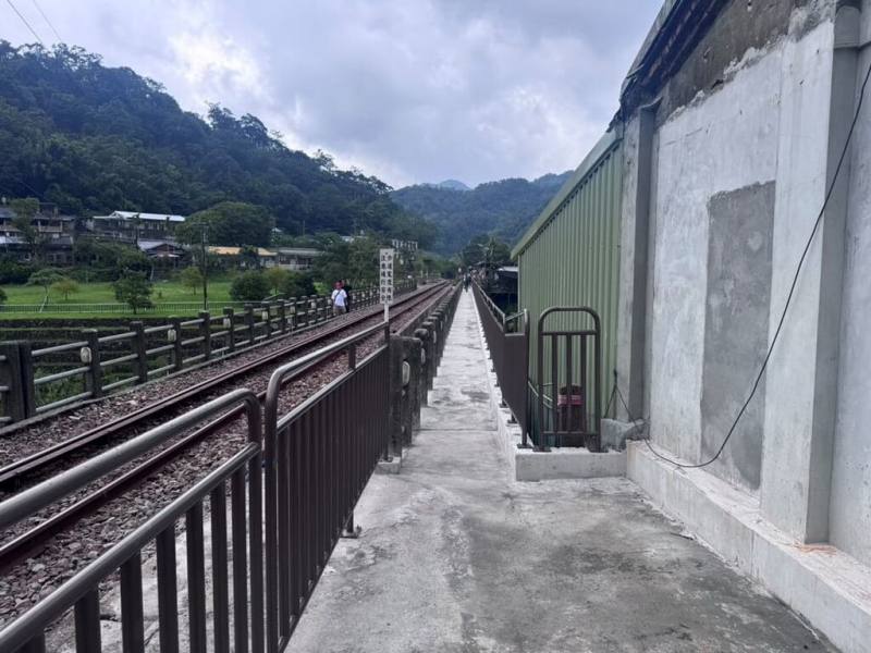 新北市府25日表示，與台鐵合作興建三爪子橋附掛臨時便橋工程（圖），供民眾、自行車可合法通行，探索友善生態隧道。（新北市府交通局提供）