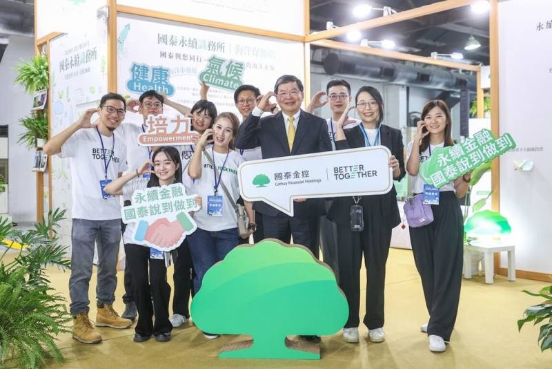國泰金控攜手國際氣候發展智庫（ICDI）等單位於24日舉辦第5屆「2025台灣氣候行動博覽會」，國泰金控總經理李長庚（前排右3）親自出席。國泰金展區呈現集團在大地、海洋、生態的氣候行動實例，更舉辦3場國泰永續沙龍與民眾對話。（國泰金提供）