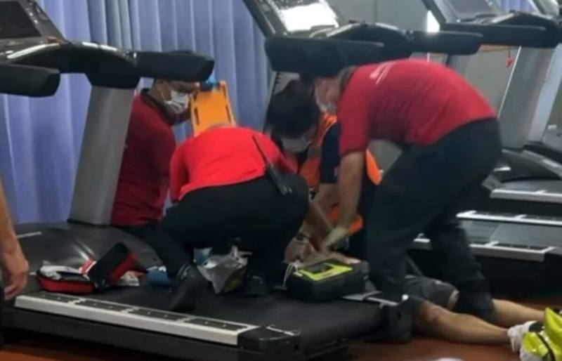 54歲男子25日在嘉義市國民運動中心使用跑步機時突然失去生命徵象，消防局獲報先線上指導CPR急救及PAD電擊，以爭取黃金搶救時間，救護人員趕往接手，成功幫助男子恢復呼吸送醫。（嘉義市消防局提供）