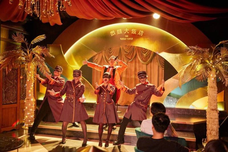 高雄市哈瑪星貿易商大樓變身科技實驗體驗館，文化局24日起推出首檔定目表演「微醺大飯店 The Great Tipsy」，共90分鐘演出結合了劇場表演、調酒、AI科技等沉浸式體驗，讓人彷彿走入一場電影。（高雄市文化局提供）