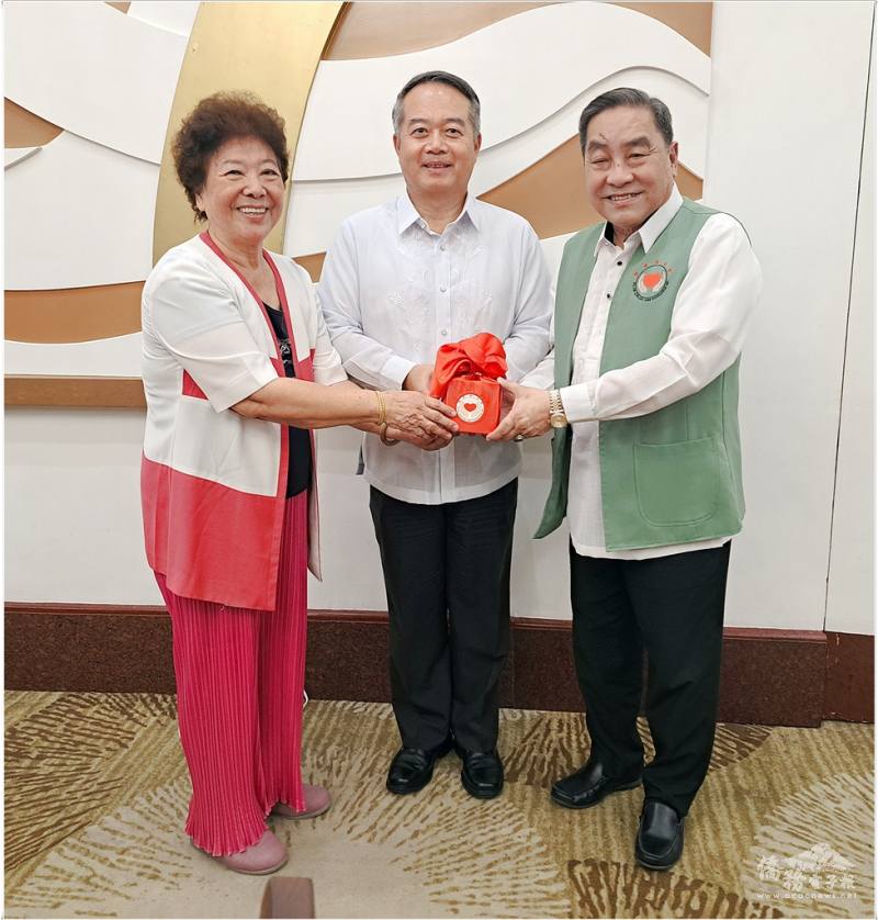 在大使周民淦（中）的見證下，滿任董事長周鄭貴玉（左）將印信交予新任董事長謝國萬（右）