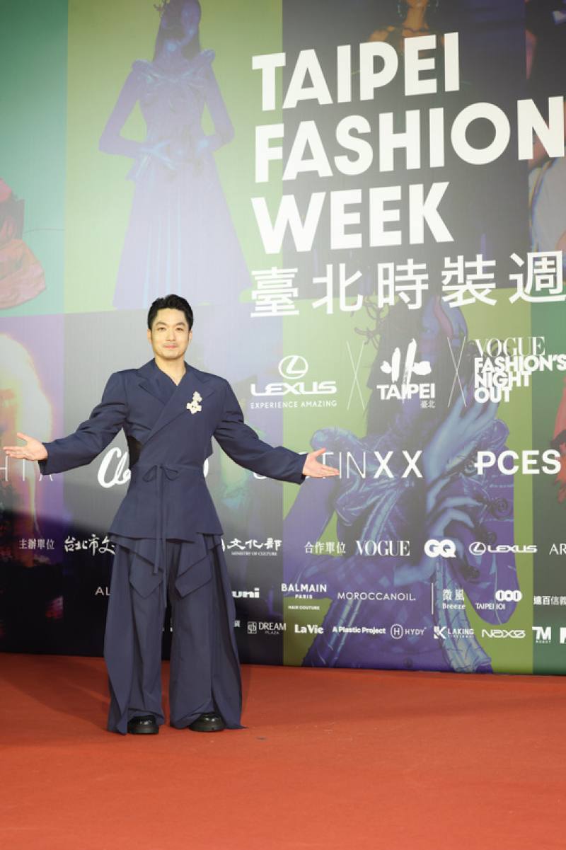 2025台北時裝週閉幕跨界時尚大秀24日在台北流行音樂中心登場，以Fashion Romantasy為題，台北市長蔣萬安（圖）也盛裝出席，亮相星光紅毯