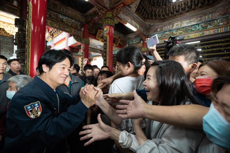 總統與彰化鄉親寒暄，受到現場民眾熱情歡迎