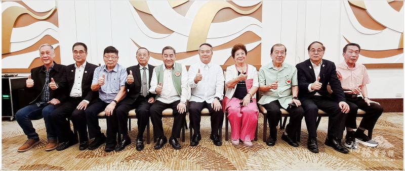 菲華關愛基金會幹部團隊與周大使(右5)合影留下珍貴紀念