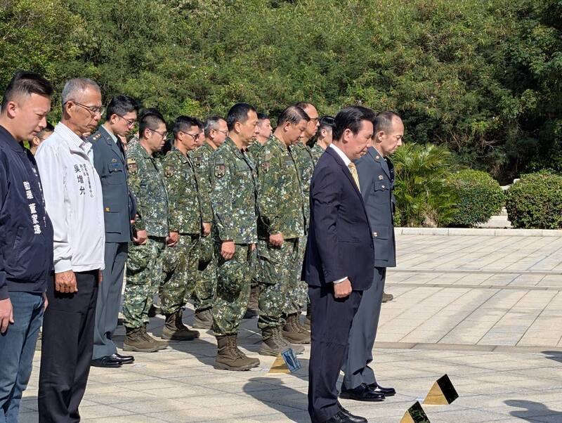 陸軍金門防衛指揮部25日在太武山公墓舉辦古寧頭戰役76週年追悼典禮，由金防部指揮官黃先任中將（前排右）與金門縣長陳福海（前排左）共同主祭，在千人塚向陣亡將士默哀致意