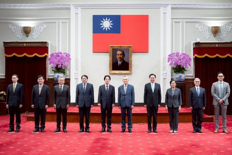 President Lai poses for a group photo with Taiwan's delegation to the 2025 APEC Economic Leaders' Meeting.