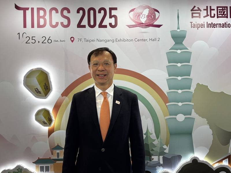 加熱菸爭議不斷，衛福部長石崇良（圖）25日出席活動前接受媒體聯訪，強調政策明確、執法絕對不會有所退讓