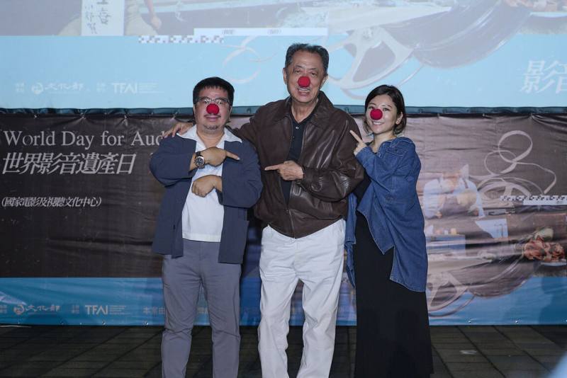 已故影星許不了遺作「小丑與天鵝」上映40週年，數位修復版24日晚間在新北市新莊區首映，影視聽中心董事長褚明仁（左起）、導演朱延平以及許不了女兒葉蓉庭出席與會，特別戴上紅鼻子合影。（國家影視聽中心提供）