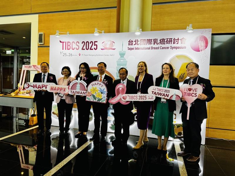 衛福部將首度在乳癌治療導入「論質計酬（Pay for Performance,P4P）」制度，部長石崇良（左4）25日出席台北國際乳癌研討會活動時受訪表示，制度將建立一套完整的品質指標