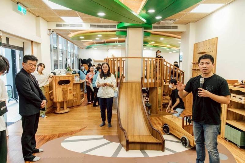 林業及自然保育署屏東分署打造推廣木文化平台「木育館」，24日正式啟用。這座木構空間以超過9成國產材內裝，融合木文化、森林教育與生活美學，成為南台灣推廣永續林業與木材應用新據點。（林業及自然保育署屏東分署提供）