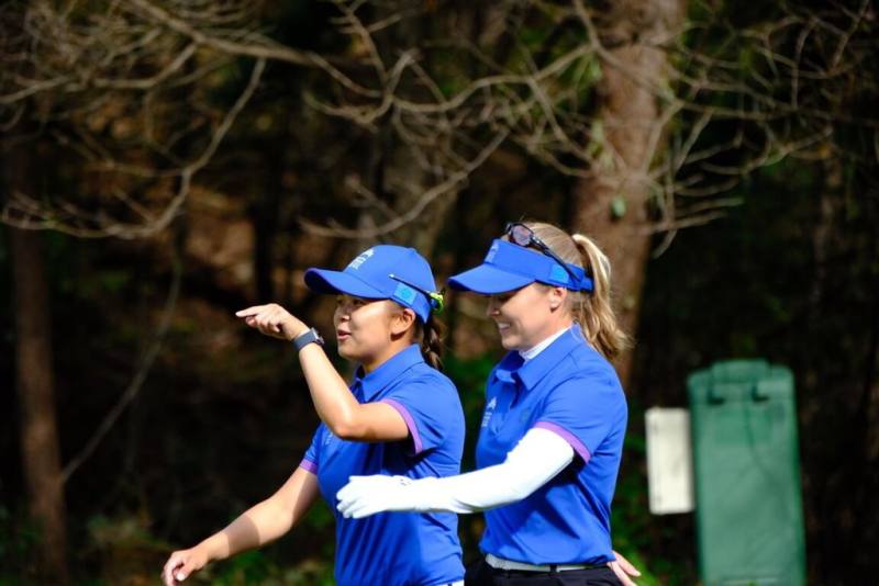 LPGA國際皇冠盃高球對抗賽在韓國持續展開，台灣唯一參賽好手徐薇淩（左）25日和搭檔韓德森（Brooke M. Henderson）再度取勝，助世界隊晉級4強。圖為2人於第2回合賽事出賽畫面。（昊昭顧問有限公司提供）