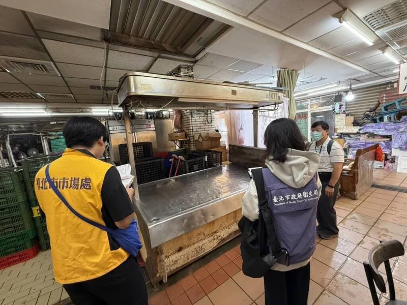台中有養豬場疑出現首例非洲豬瘟，台北市政府強化防疫持續啟動市場稽查。市場處25日走訪大龍等3市場，不過攤販無溫體豬肉可販售皆先自行停業，預定禁宰禁運政策結束後才復業。（市場處提供）