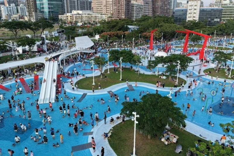 2025高雄海洋派對24日在高雄港邊登場，親水新地標「星光水岸公園」也開放試營運，採「水陸雙主題」設計，玩水同時可欣賞港景風光，許多民眾帶著小朋友一起同樂。（高雄市海洋局提供）