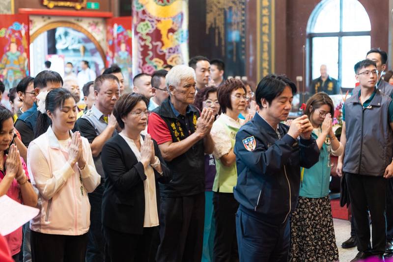 賴清德總統24日下午前往彰化「伸港福安宮」參香祈福