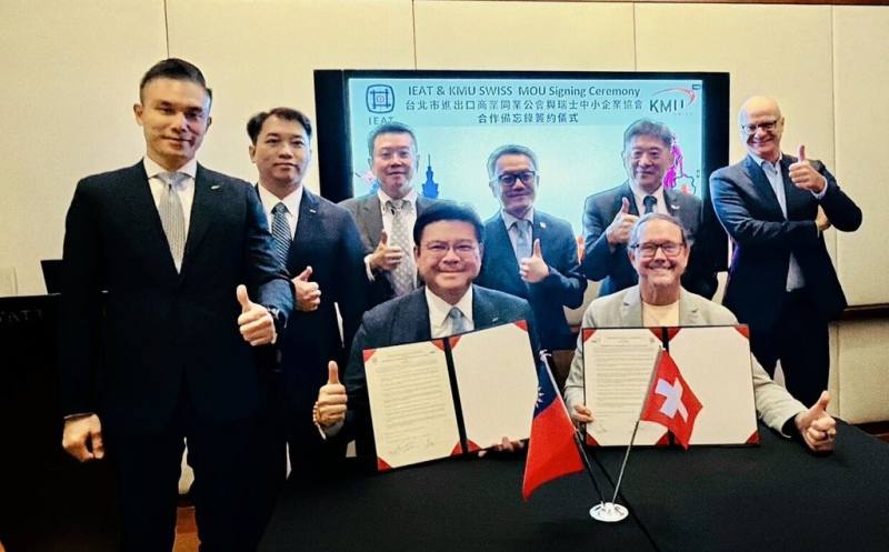 台北市進出口商業同業公會（IEAT）副理事長許介立（前排左）與KMU SWISS秘書長鮑曼（前排右）簽署合作備忘錄，駐瑞士代表王思為（後排右3）出席見證簽署儀式。（駐瑞士代表處提供）