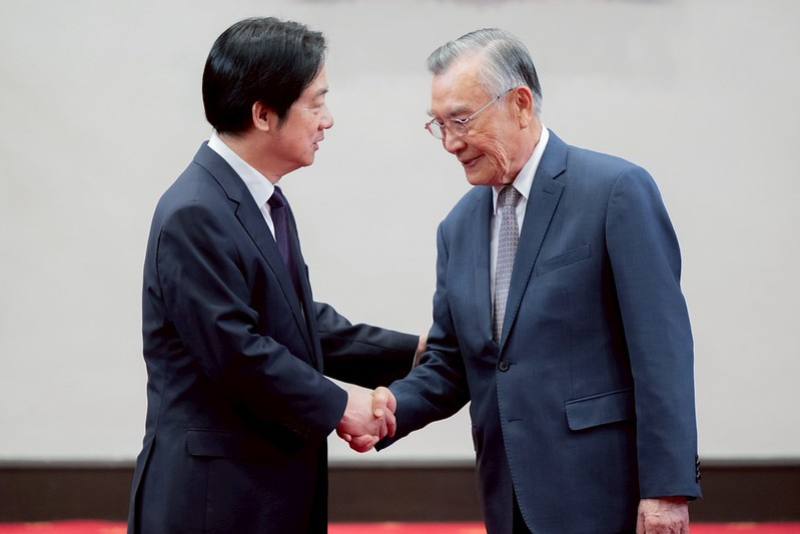 President Lai Ching-te shakes hands with Senior Advisor to the President Lin Hsin-i.