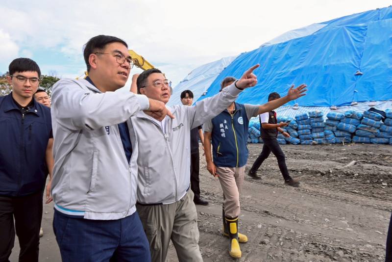 行政院長卓榮泰視察環境清理及垃圾暫置場情形