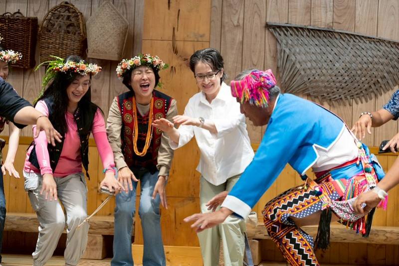 副總統觀賞原住民族傳統歌舞與樂器表演，並在獵人學校創辦人亞榮隆．撒可努陪同下，參觀館內空間及木製工藝品