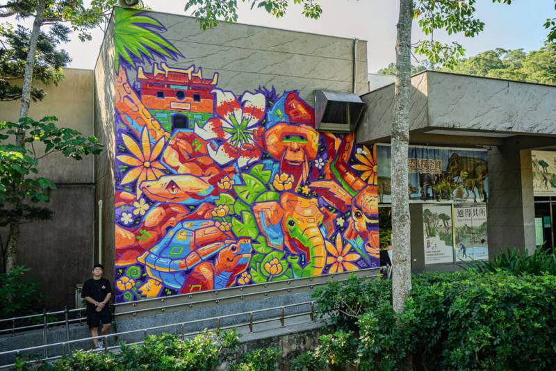 台北市立動物園25日舉辦建園111週年慶祝活動，邀請台灣及美國休士頓塗鴉藝術家攜手，在教育中心兩側外牆創作融入保育理念的壁畫。（台北市立動物園提供）