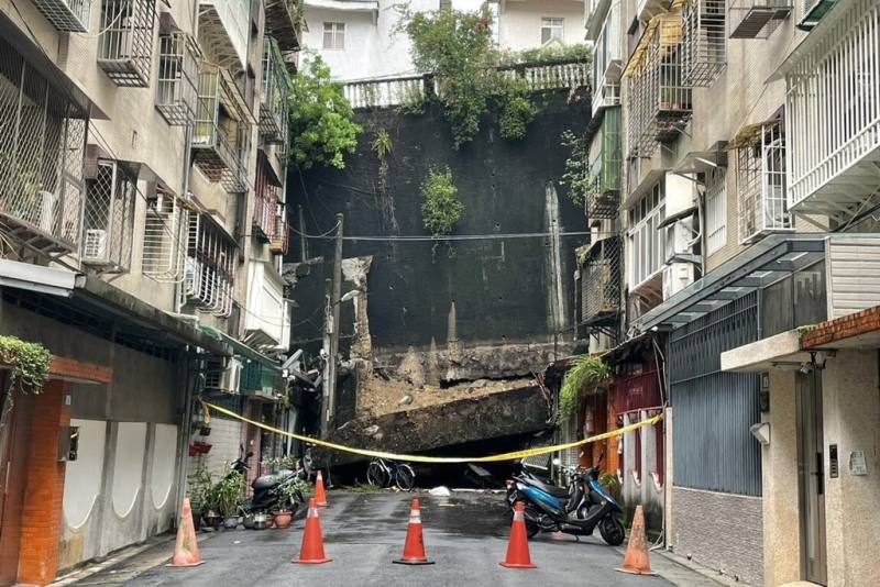 新北新店區碧瑤、錦繡2社區旁擋土牆近日坍落，圖為錦秀路49巷現況，周圍住戶都已撤離。（工務局提供）