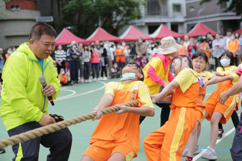 李明宗校長在拔河比賽中親自當裁判，為孩子們加油