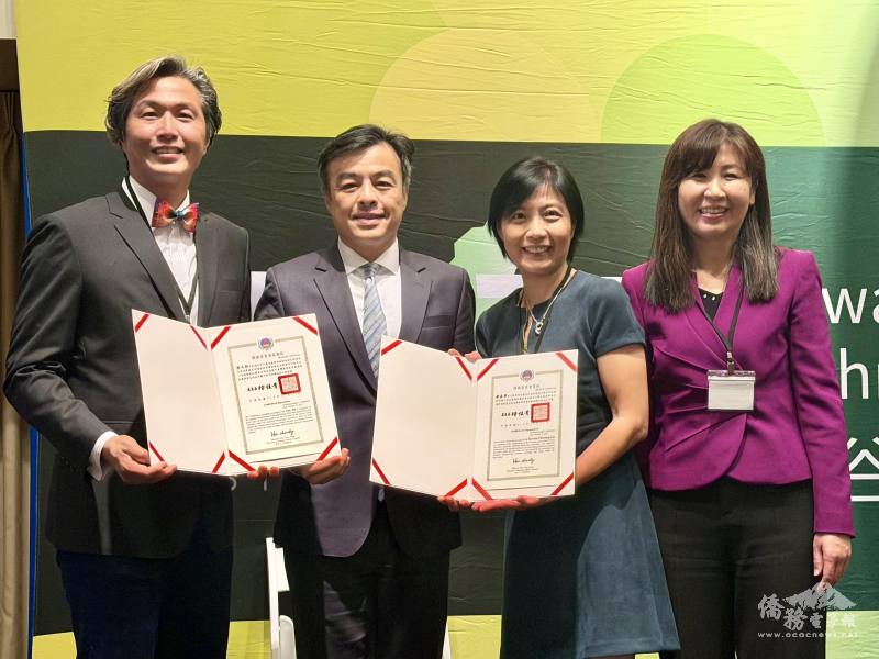 伍志翔(中)、莊雅淑(右)代表僑委會委員長徐佳青致賀狀給新任會長劉嘉寧(右2)，感謝狀給卸任會長余人仰(左1)