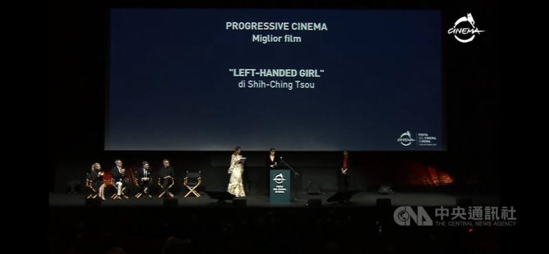 羅馬影展評審團主席寶拉寇提莉絲（Paola Cortellesi）（麥克風講者）25日在羅馬影展典禮宣布，最佳影片由台灣影片「左撇子女孩」獲得。（圖為官網直播典禮截圖）