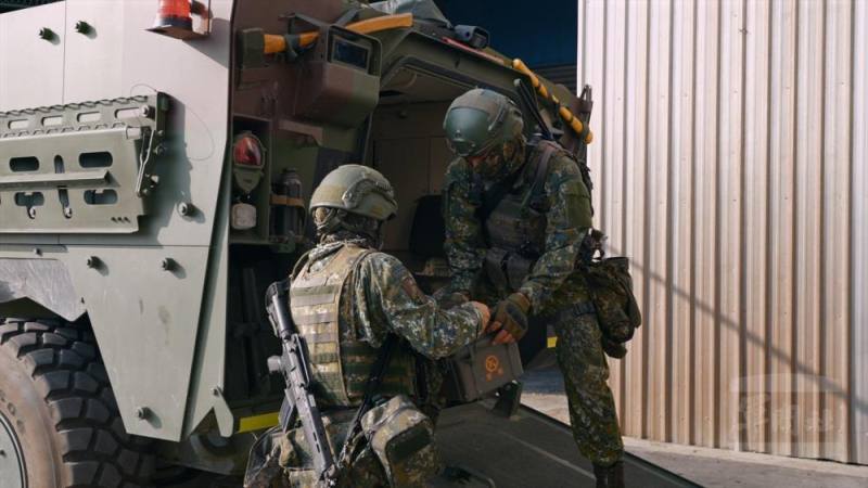 官兵執行彈藥整補作業