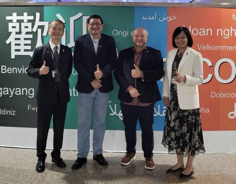 貝里斯憲政及宗教事務、原住民事務暨交通部長卓巴奈（Louis Zabaneh，左二）、公共事業、能源暨後勤部長薛霸（Michel Chebat，右二）抵達桃園機場，貝里斯駐台大使梅凱瑟（Katherine Vanessa Meighan，右一）及外交部總領事陳昆甫（左一）前往接機