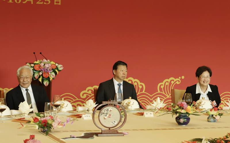 中國國務院台辦主任宋濤（中）25日在招待會上表示，設立「台灣光復紀念日」，是維護一個中國原則，反對台獨分裂和外來干涉的有力行動