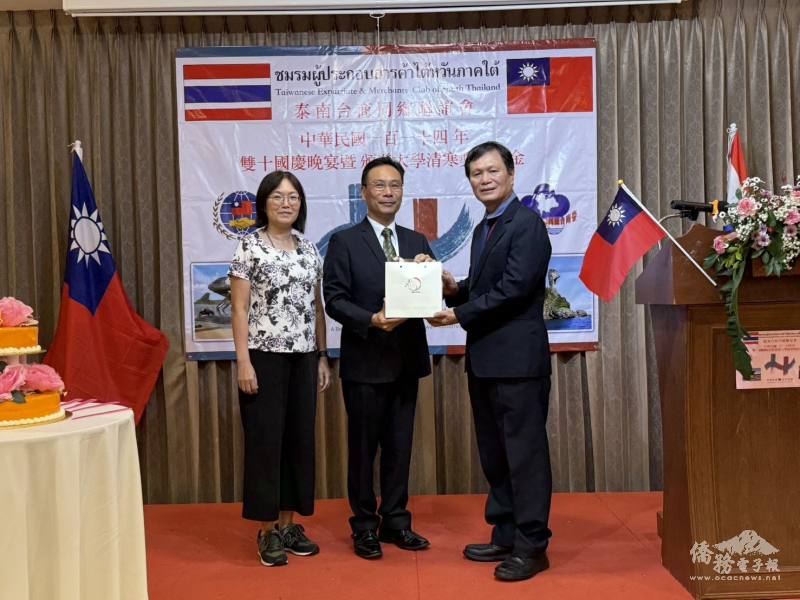 藍夏禮致贈禮品予會長丘應華