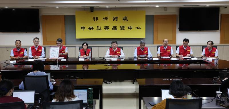 非洲豬瘟中央災害應變中心25日下午召開記者會，由行政院政務委員陳時中（中）主持。農業部動植物防疫檢疫署會中指出，台中梧棲案場非洲豬瘟病毒分離完成，確認為台灣首例，將通報世界動物衛生組織，並暫停相關產品輸出