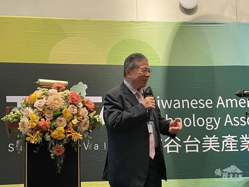 「機器人之父」之稱的臺灣大學電機系終身特聘教授、歐盟產業發展指導委員會委員羅仁權教授以「智慧機器與未來社會」為題，分享AI技術如何重塑產業生態與人類生活樣貌