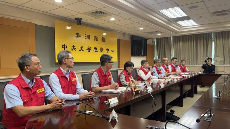非洲豬瘟中央災害應變中心25日下午在防檢署舉行記者會，農業部長陳駿季（左6）以及行政院政務委員陳時中（左5）等相關單位人員與會，公開說明疫情最新進展