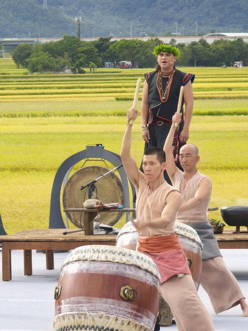 藝文團隊「優人神鼓」與原民歌手桑布伊首度合作演出「我回來了–做一部作品給自己的靈魂！」，25日在池上秋收稻穗藝術節登場，以勇士之旅為題，重新省思人與自然的關係