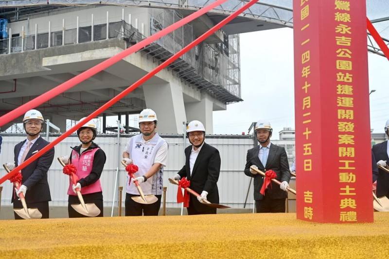 新北捷運三鶯線「永吉公園站開發案」25日舉行開工動土典禮，新北市長侯友宜（右2）、民進黨立委蘇巧慧（左2）出席執鏟。（新北市新聞局提供）