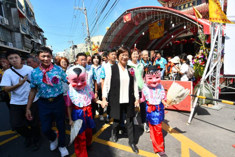 2025彰化縣三山國王客底文化節由永靖鄉同霖宮主辦，26日熱鬧舉行開幕式，縣長王惠美（前右）等人到場參與。（彰化縣政府提供）